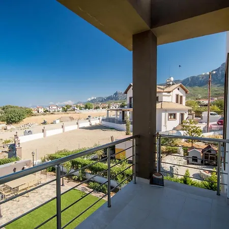 Spacious Three-Bedroom Apartment A3 In Sanctuary Cove Site *