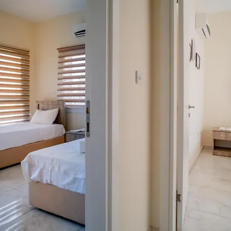 Spacious Three-Bedroom Apartment A3 In Sanctuary Cove Site דירה