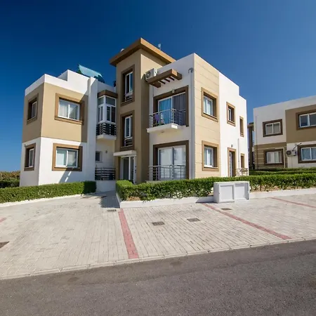 Spacious Three-Bedroom Apartment A3 In Sanctuary Cove Site דירה *