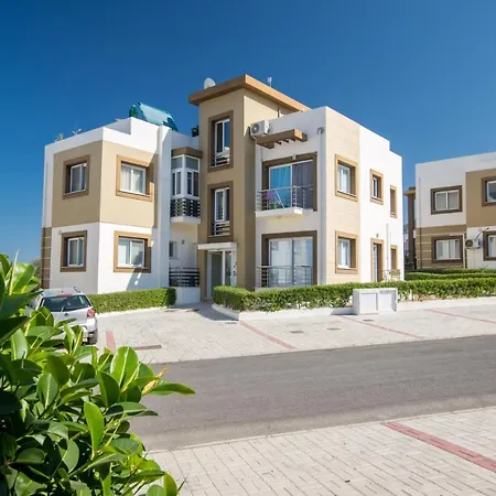 Spacious Three-Bedroom Apartment A3 In Sanctuary Cove Site דירה *